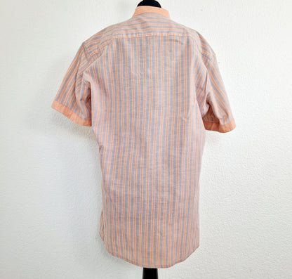 Einzigartiges und nachhaltiges Vintage Hemd, Kurzarm, gestreift. Unique and sustainable vintage shortsleeved shirt, striped. Back.