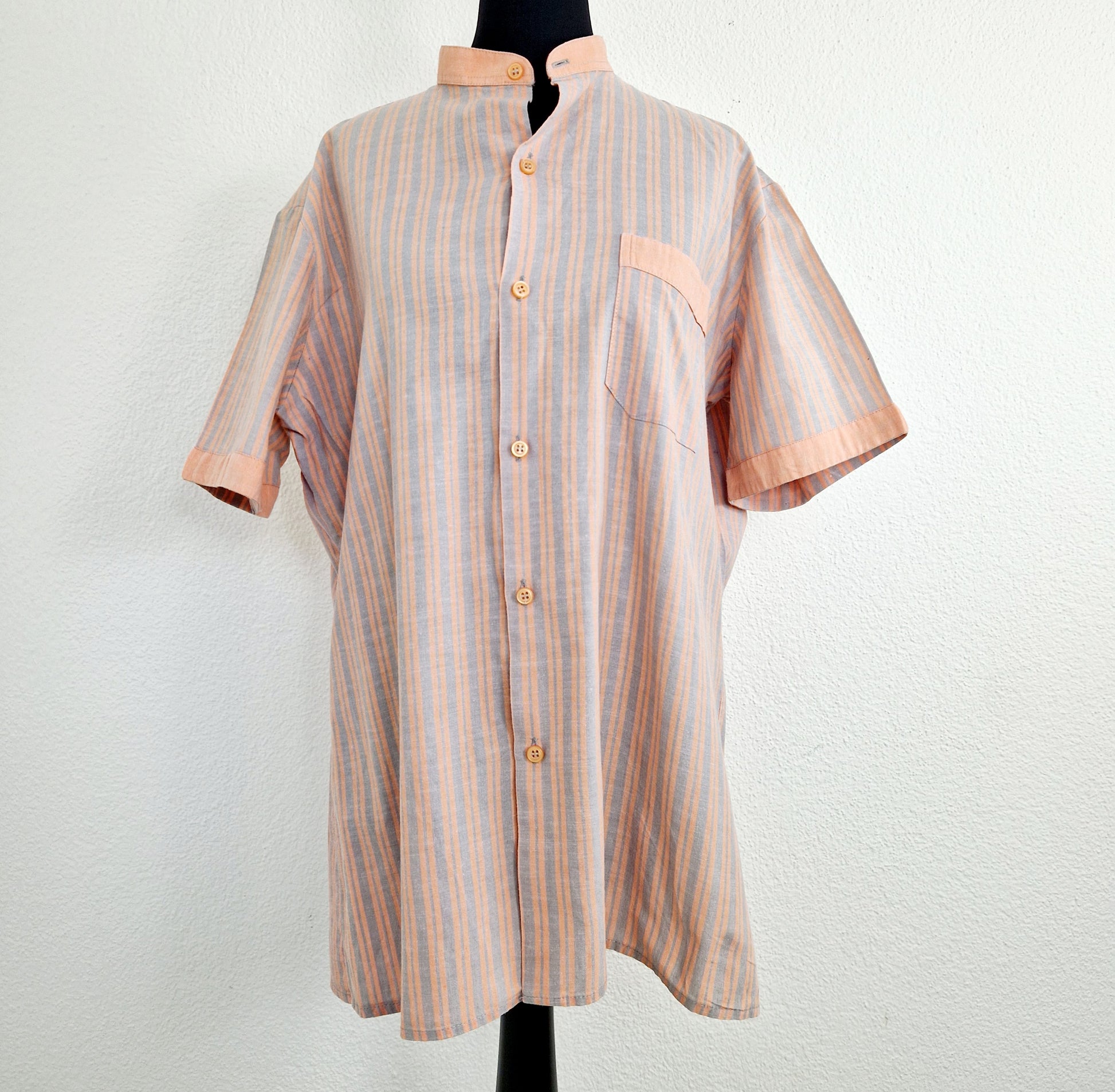 Einzigartiges und nachhaltiges Vintage Hemd, Kurzarm, gestreift. Unique and sustainable vintage shortsleeved shirt, striped. Front.