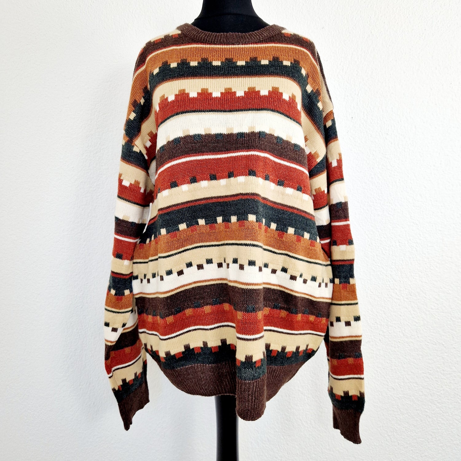 Einzigartiger und nachhaltiger Vintage Pullover in braun-orange-creme. Unque and sustainable vintage pullover in brown-orange-creme. Front.