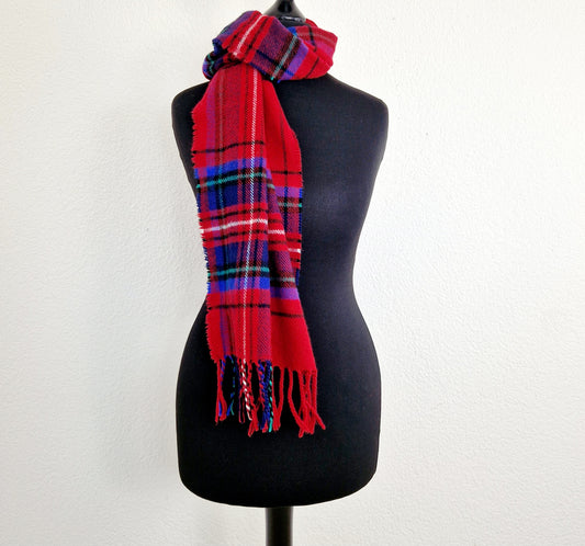 Einzigartiger und nachhaltiger Vintage Schal in rot, kariert. Unique and sustainable vintage scarf in red, checked. Front 3.