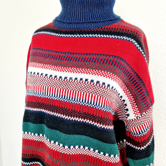 Einzigartiger und nachhaltiger Vintage Pullover mit Fransen. Unique and sustainable vintage pullover with fringe. Close-up.