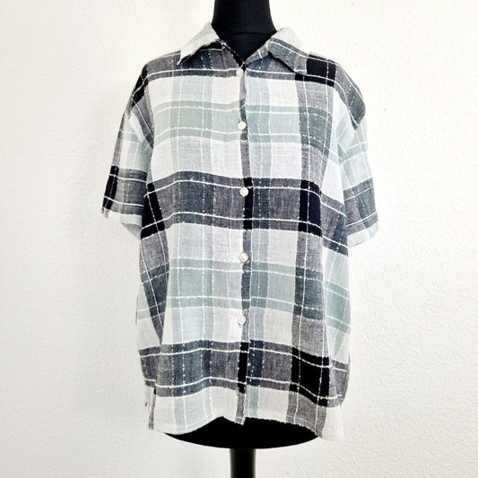 Einzigartige und nachhaltige Vintage Bluse, Kurzarm, in mint-schwarz-grau mit Karos. Unique and sustainable vintage blouse, short sleeved, in mint-black-grey, checked. Front.