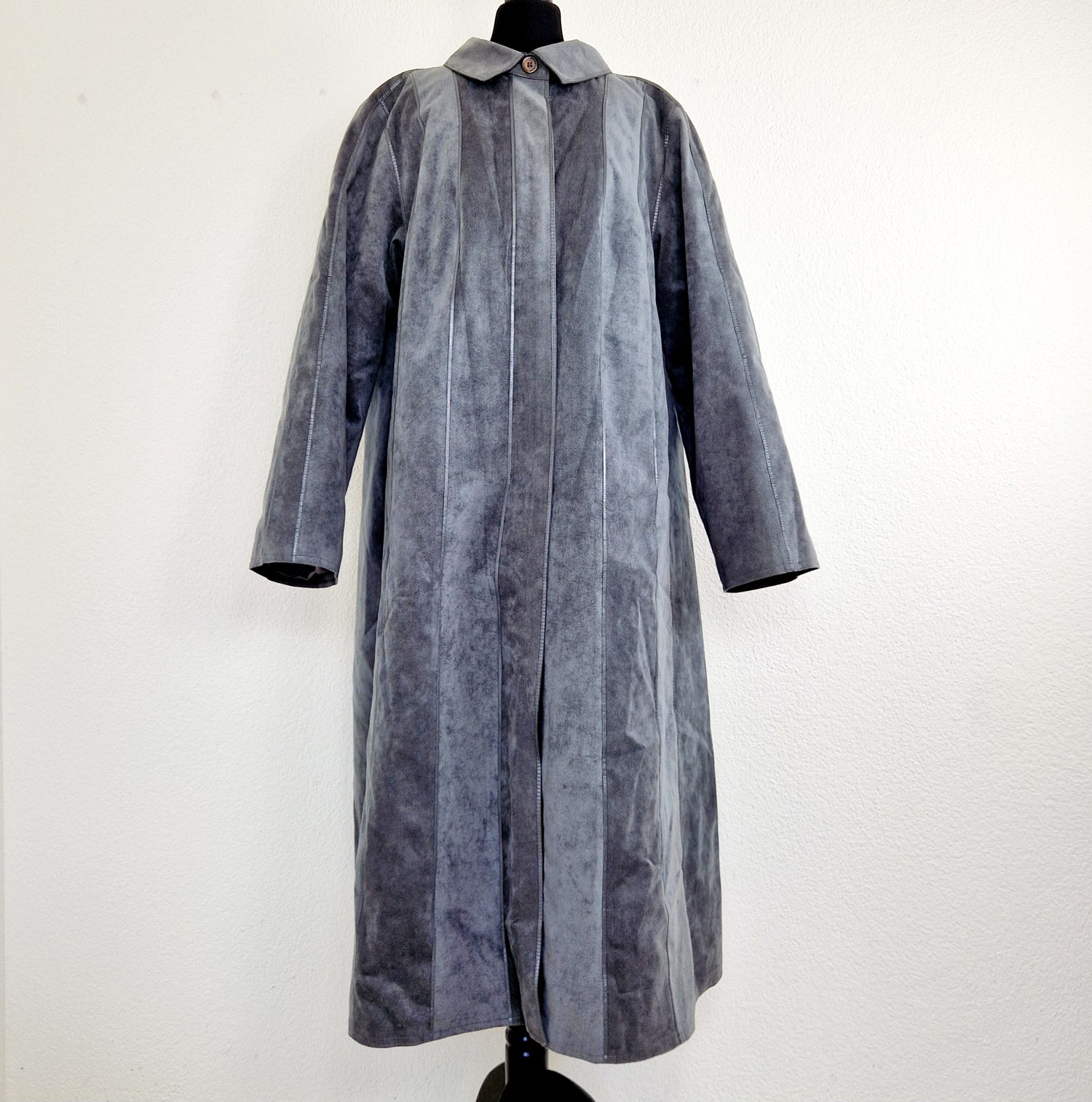 Einzigartiger und nachhaltiger Vintage Mantel in grau und Kunstleder. Unique and sustainable vintage coat in grey and fake fur. Front.