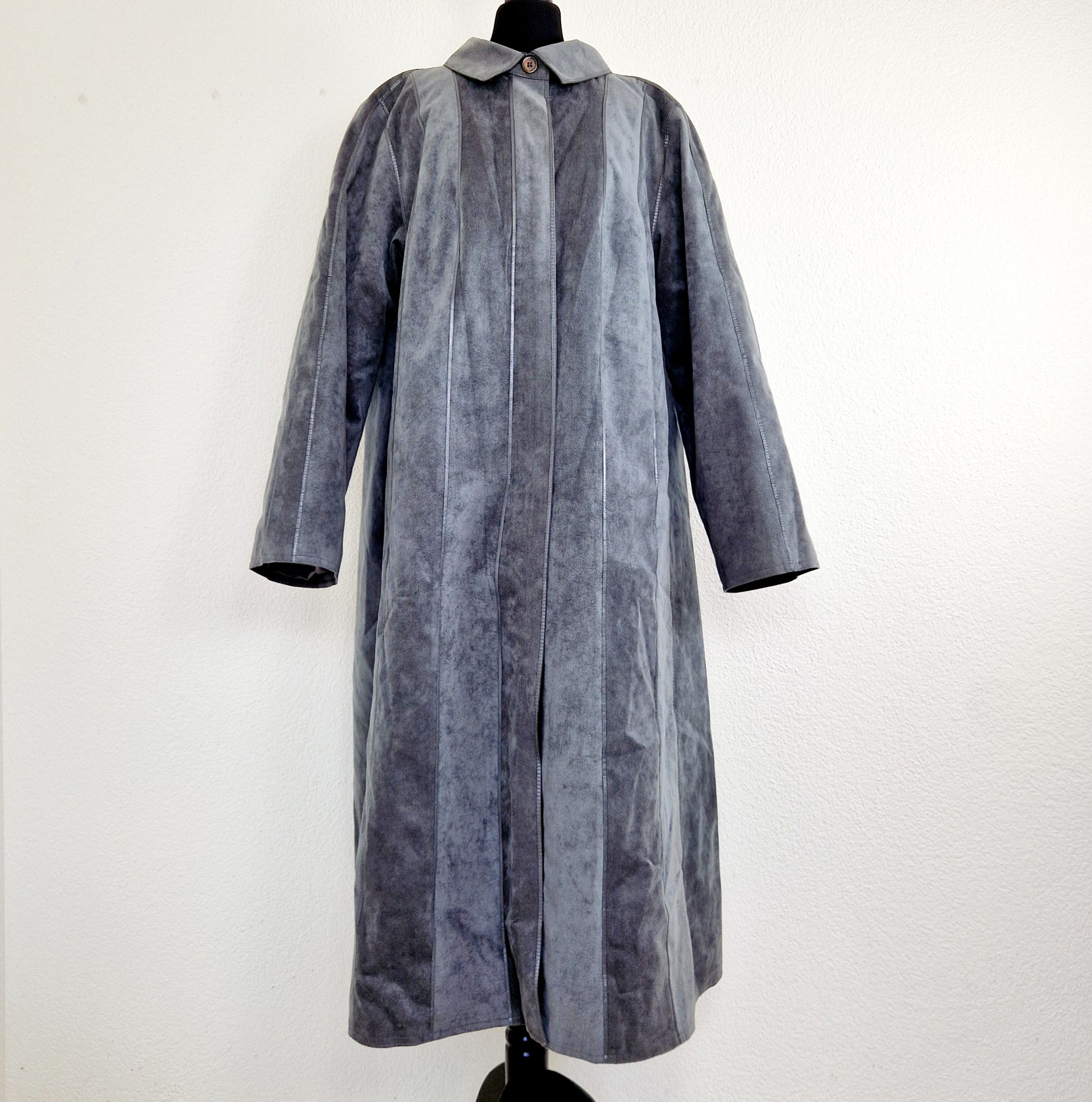 Einzigartiger und nachhaltiger Vintage Mantel in grau und Kunstleder. Unique and sustainable vintage coat in grey and fake fur. Front.