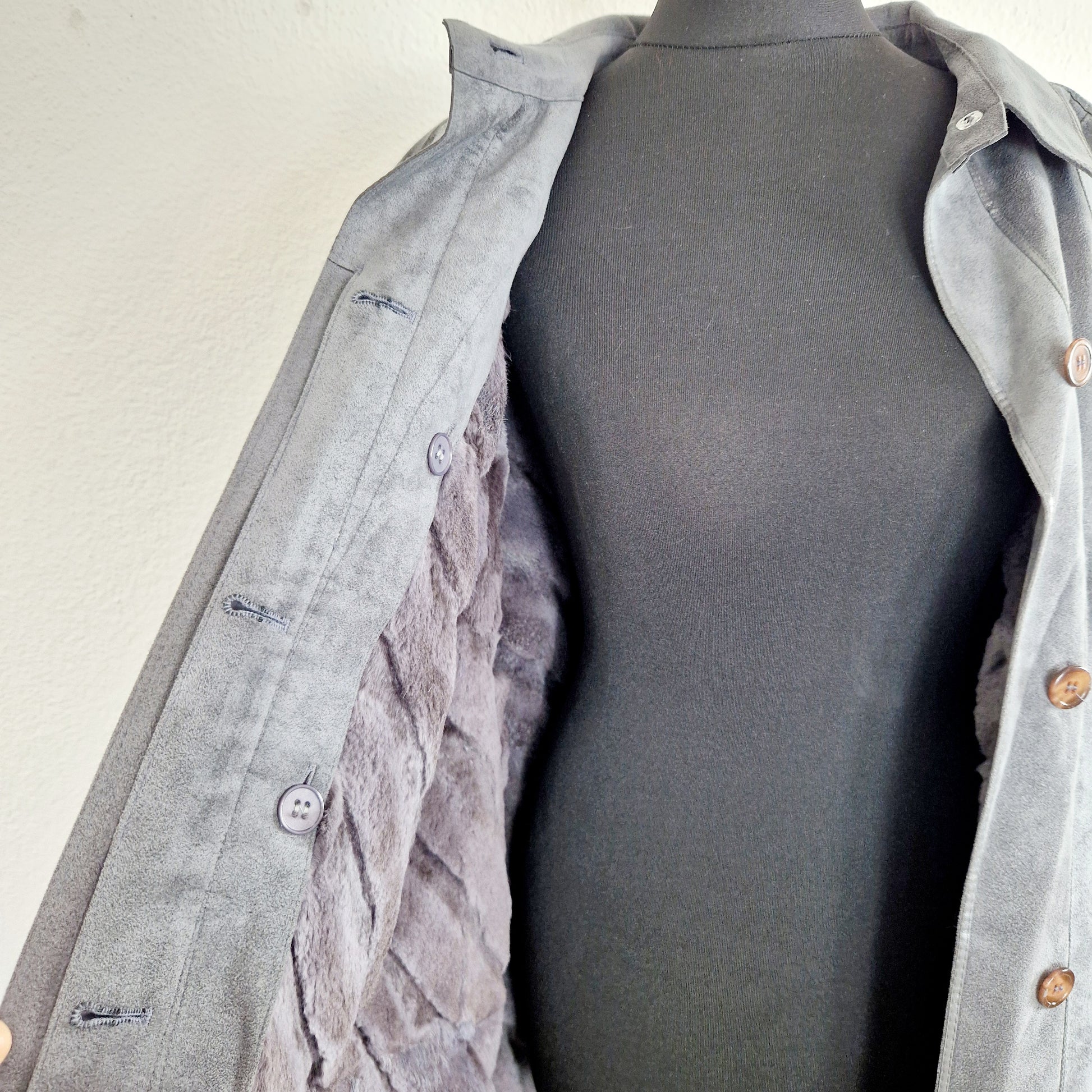 Einzigartiger und nachhaltiger Vintage Mantel in grau und Kunstleder. Unique and sustainable vintage coat in grey and fake fur. Inside.