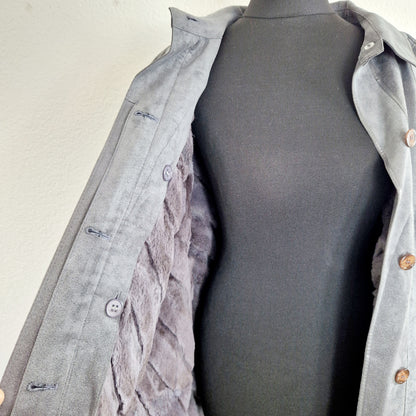 Einzigartiger und nachhaltiger Vintage Mantel in grau und Kunstleder. Unique and sustainable vintage coat in grey and fake fur. Inside.