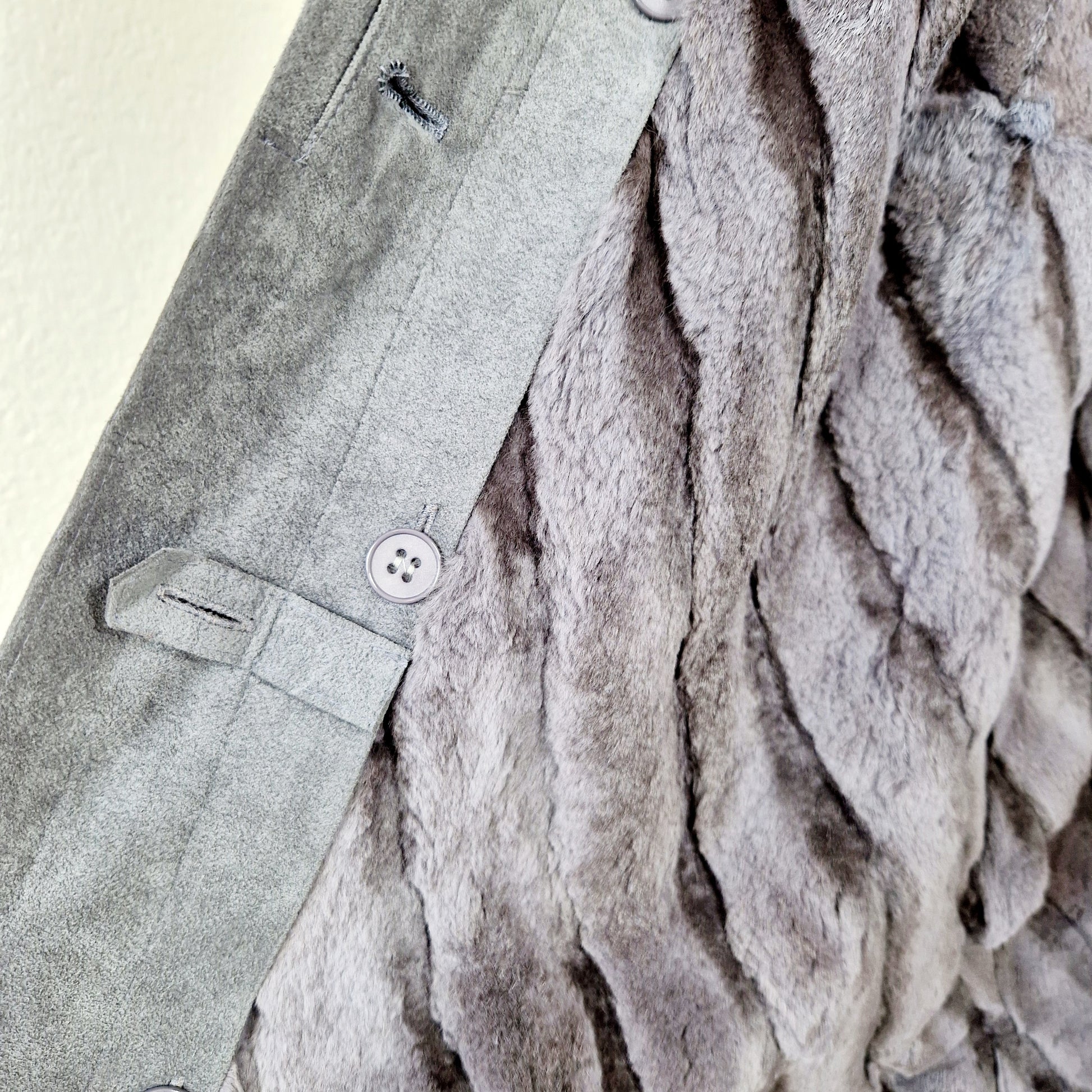 Einzigartiger und nachhaltiger Vintage Mantel in grau und Kunstleder. Unique and sustainable vintage coat in grey and fake fur. Lining.