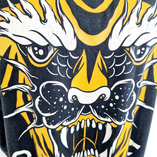 Einzigartiges und nachhahltiges Vintage T-Shirt mit Tiger. Unique and sustainable vintage t-shirt with tiger. Close-up.