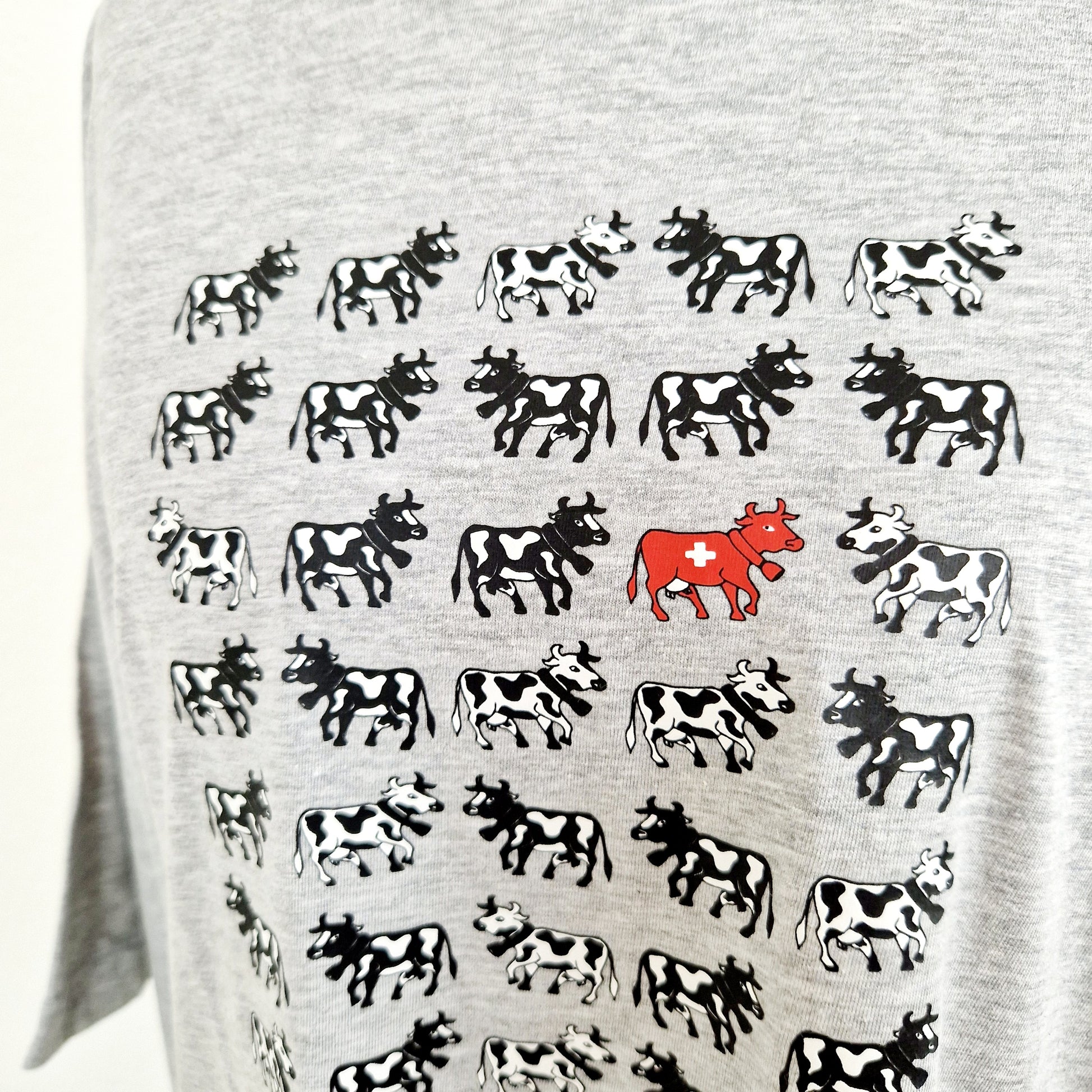 Einzigartiges und nachhaltiges Vintage T-Shirt mit Kühen. Unique and sustainable vintage t-shirt with cows. Close-up.