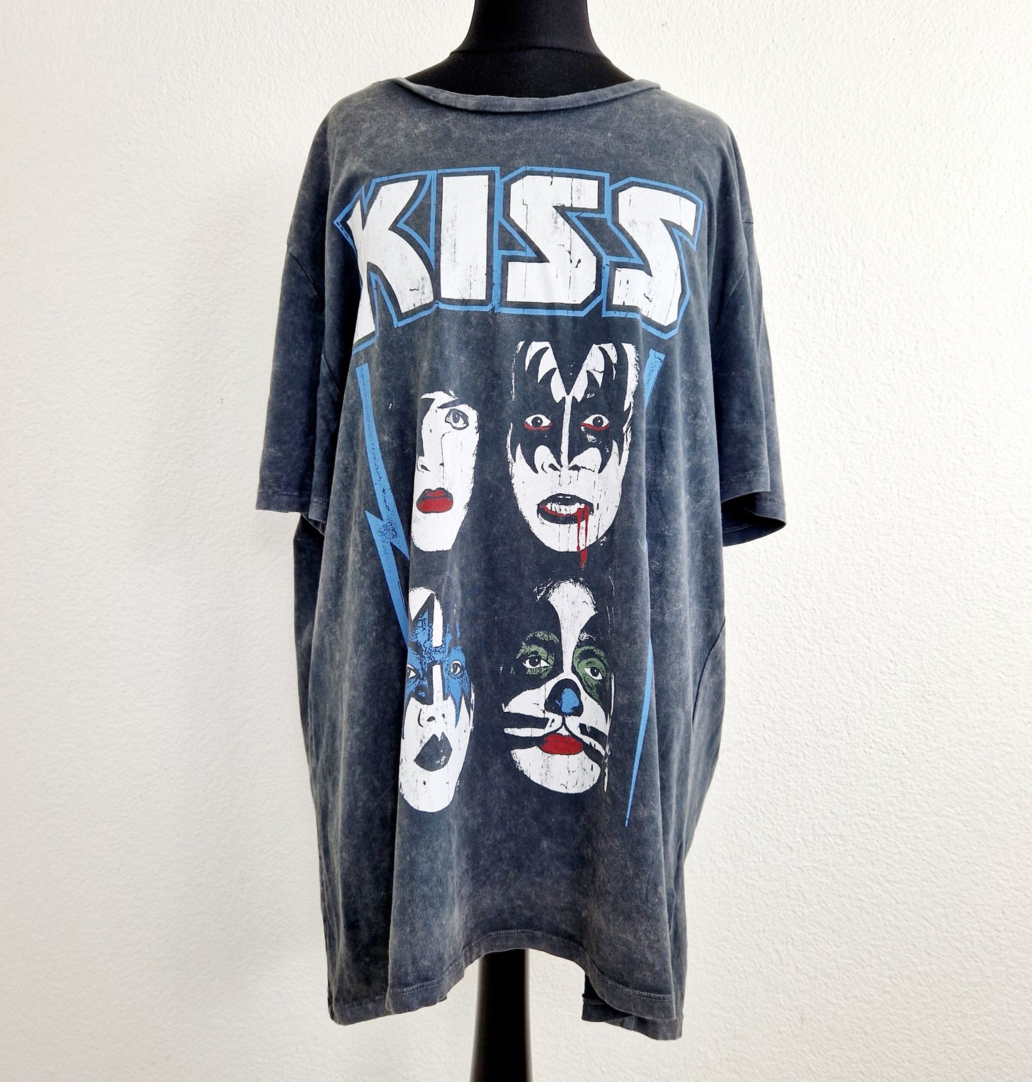Einzigartiges und nachhaltiges Vintage T-Shirt mit KISS. Unique and sustainable vintage t-shirt with KISS. Front. 