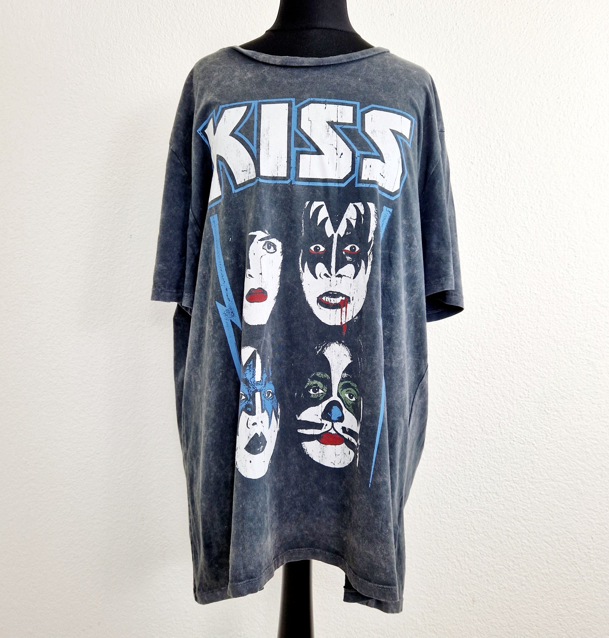 Einzigartiges und nachhaltiges Vintage T-Shirt mit KISS. Unique and sustainable vintage t-shirt with KISS. Front. 