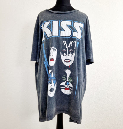 Einzigartiges und nachhaltiges Vintage T-Shirt mit KISS. Unique and sustainable vintage t-shirt with KISS. Front. 
