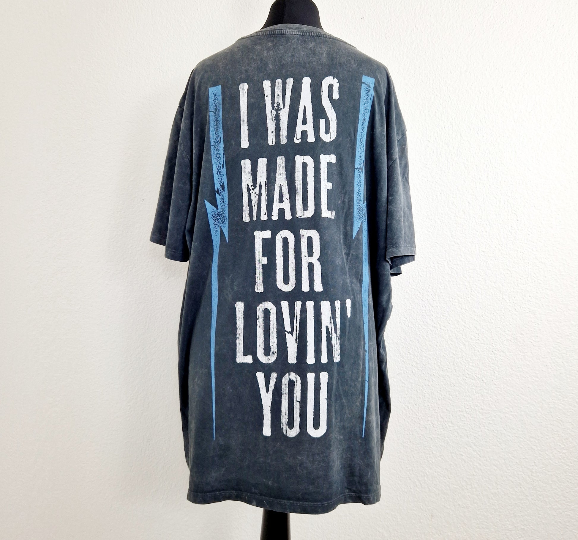 Einzigartiges und nachhaltiges Vintage T-Shirt mit KISS. Unique and sustainable vintage t-shirt with KISS. Back.