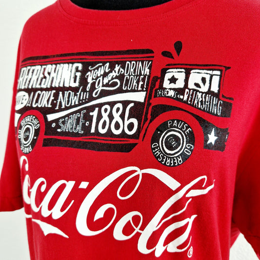 Einzigartiges und nachhaltiges Vintage T-Shirt Coca-Cola. Unique and sustainable vintage t-shirt Coca-Cola. Close-up.