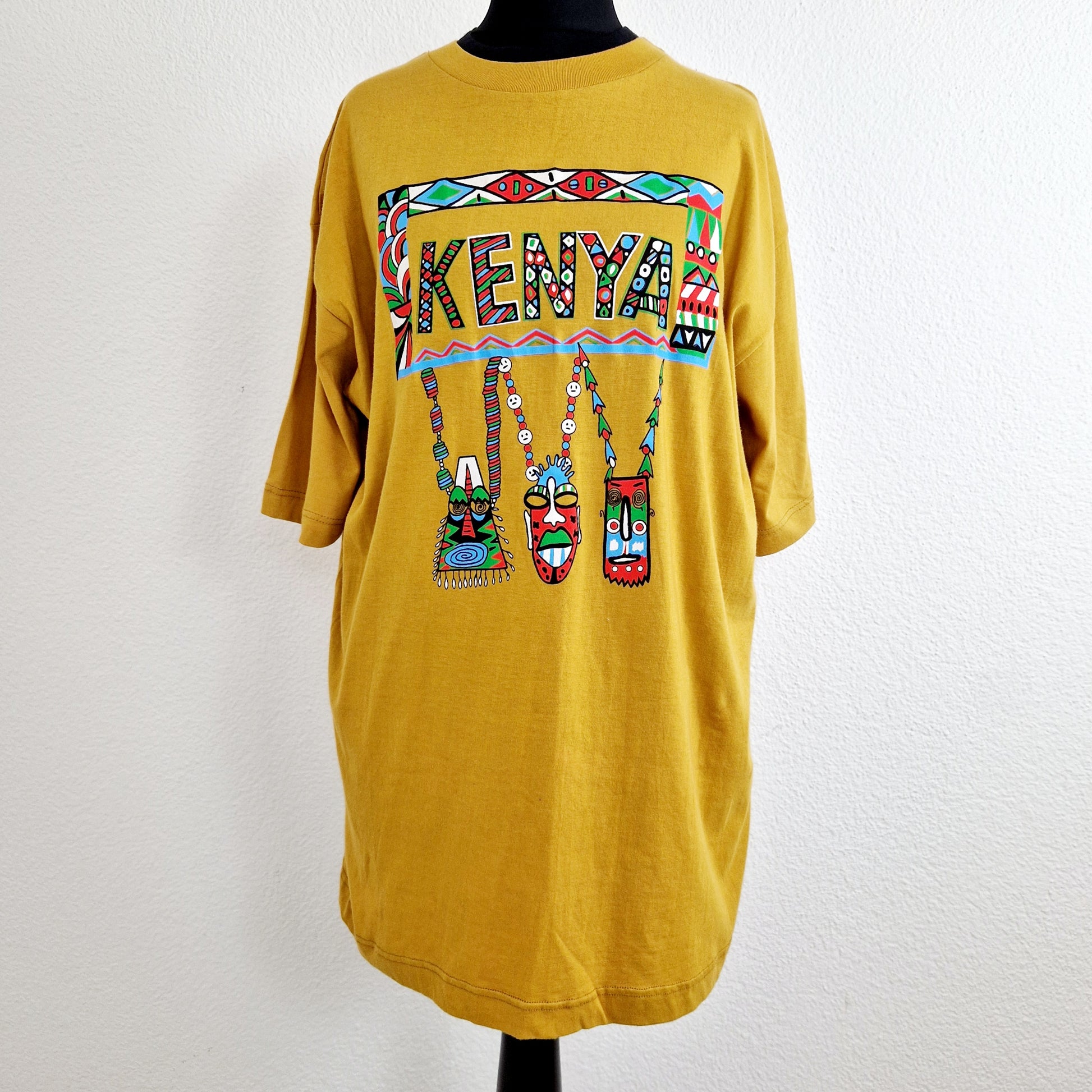 Einzigartiges und nachhaltiges Vintage T-Shirt in senfgelb, Kenya. Unique and sustainable vintage t-shirt in mustard, Kenya. Front.