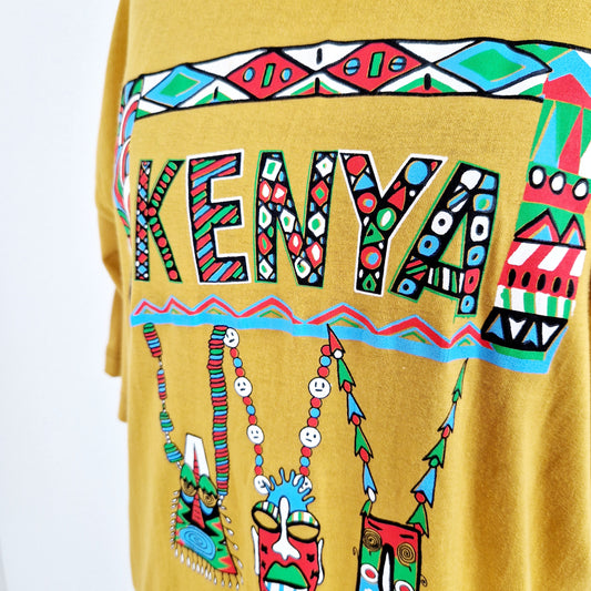 Einzigartiges und nachhaltiges Vintage T-Shirt in senfgelb, Kenya. Unique and sustainable vintage t-shirt in mustard, Kenya. Close-up.
