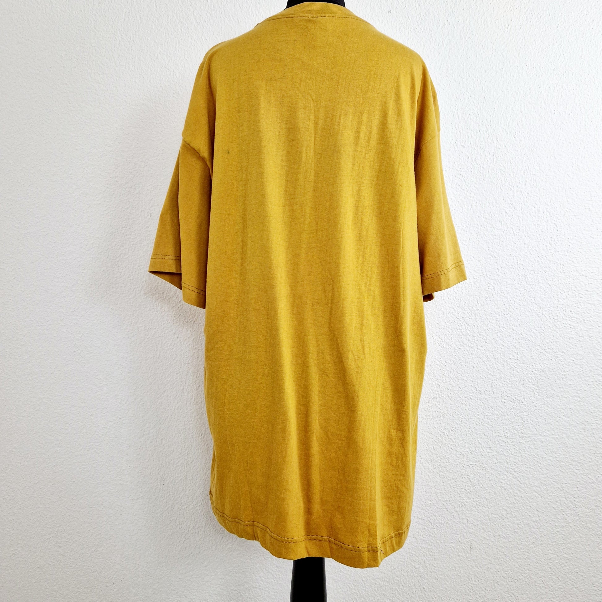Einzigartiges und nachhaltiges Vintage T-Shirt in senfgelb, Kenya. Unique and sustainable vintage t-shirt in mustard, Kenya. Back.