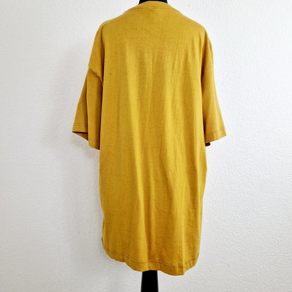 Einzigartiges und nachhaltiges Vintage T-Shirt in senfgelb, Kenya. Unique and sustainable vintage t-shirt in mustard, Kenya. Back.