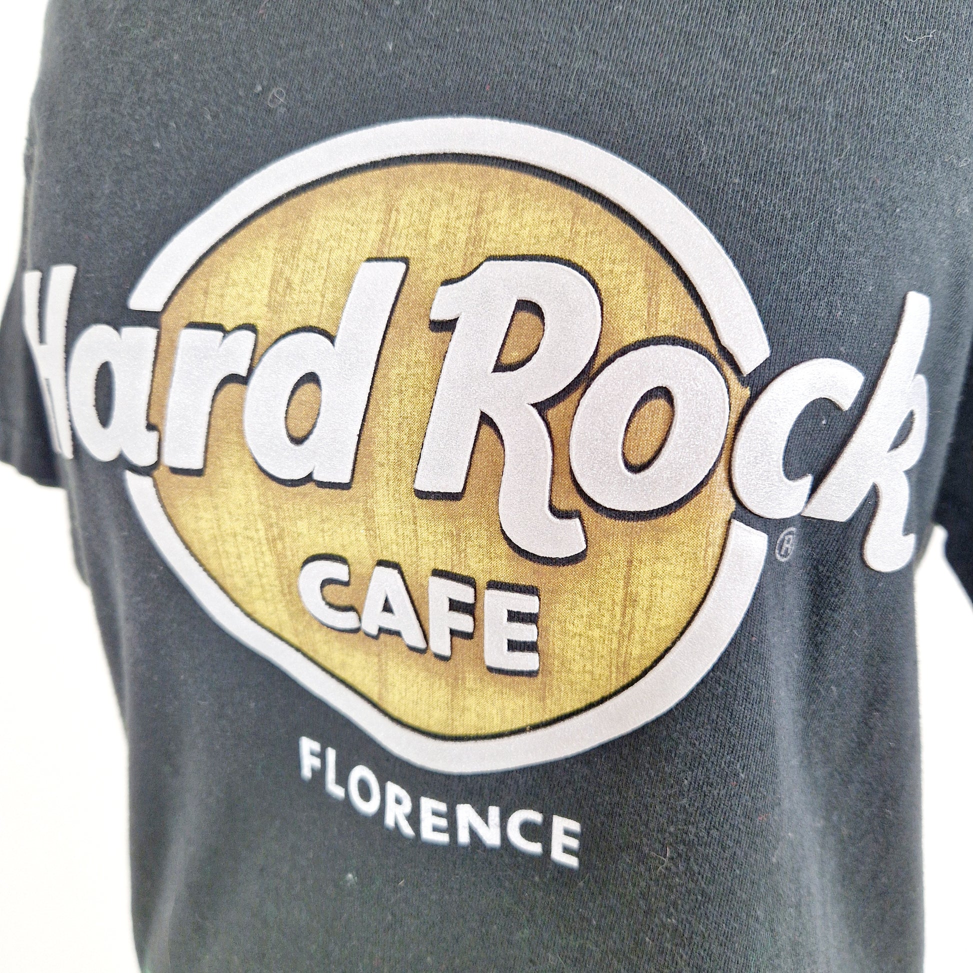 Einzigartiges und nachhaltiges Vintage T-Shirt Hard Rock Cafe Florence. Unique and sustainable vintage t-shirt Hard Rock Cafe Florence. Close-up.