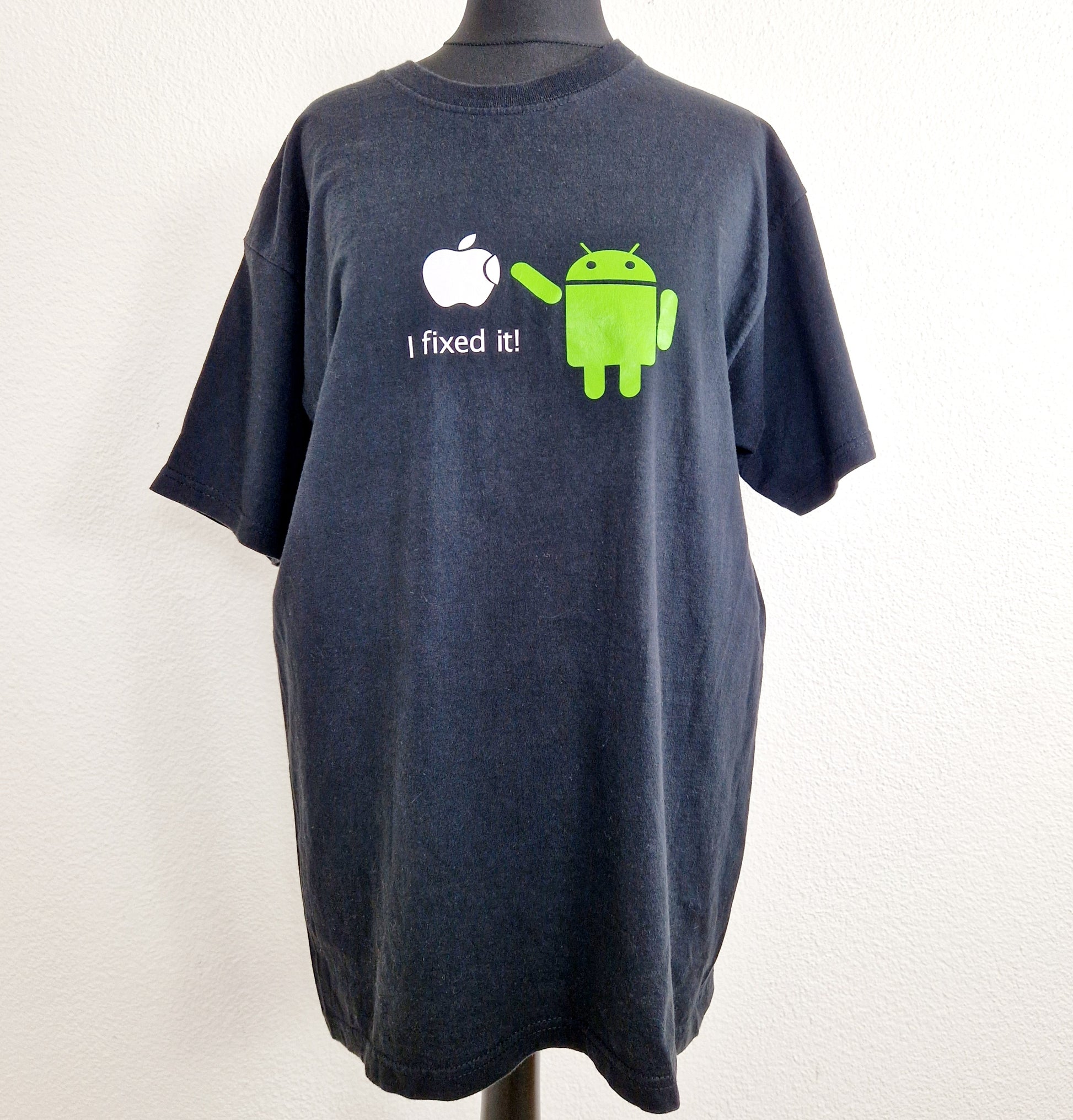 Einzigartiges und nachhaltiges Vintage T-Shirt in schwarz mit Android und Apple. Unique and sustainable vintage t-shirt in black with android and apple. Front.