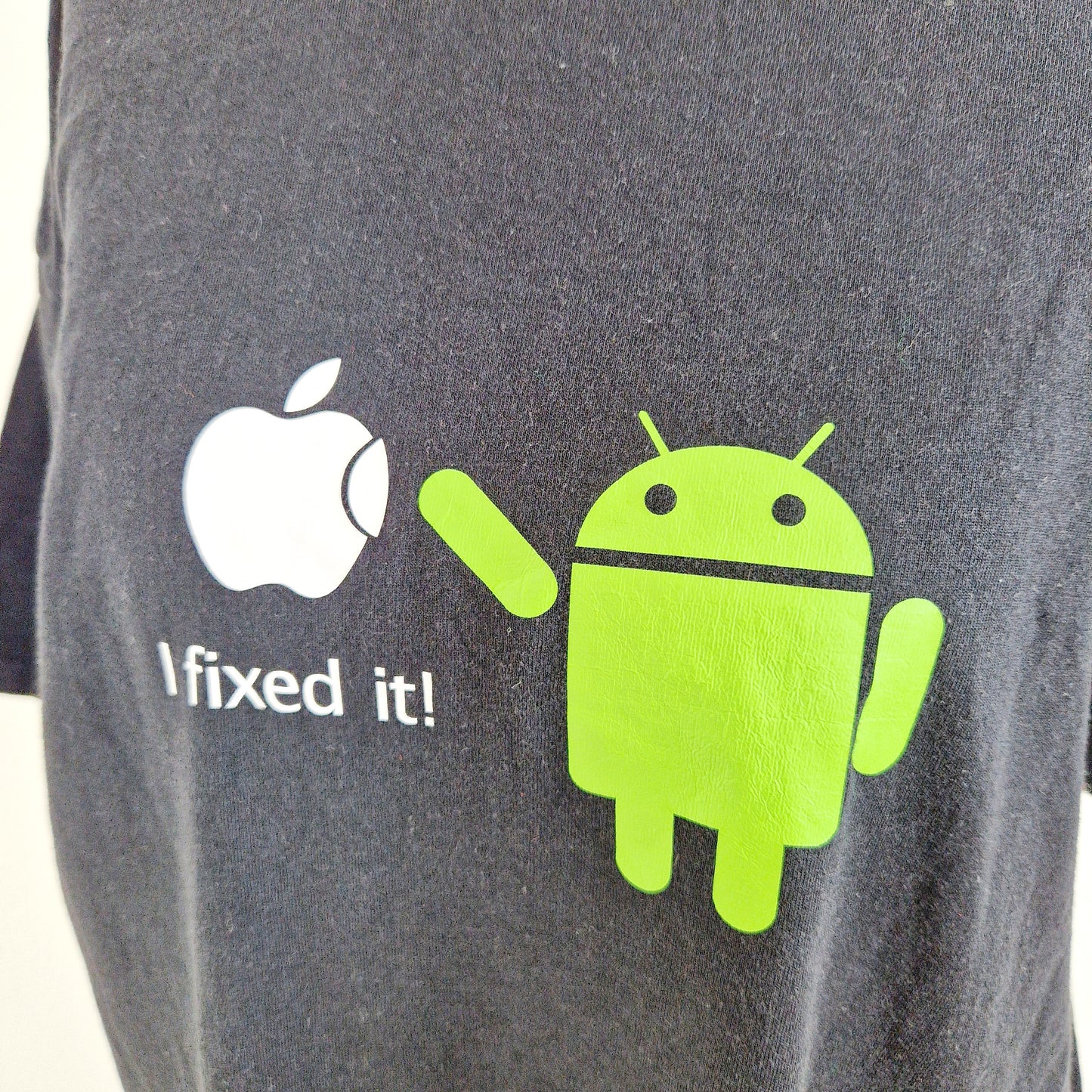 Einzigartiges und nachhaltiges Vintage T-Shirt in schwarz mit Android und Apple. Unique and sustainable vintage t-shirt in black with android and apple. Close-up.