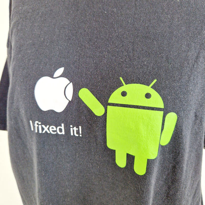 Einzigartiges und nachhaltiges Vintage T-Shirt in schwarz mit Android und Apple. Unique and sustainable vintage t-shirt in black with android and apple. Close-up.