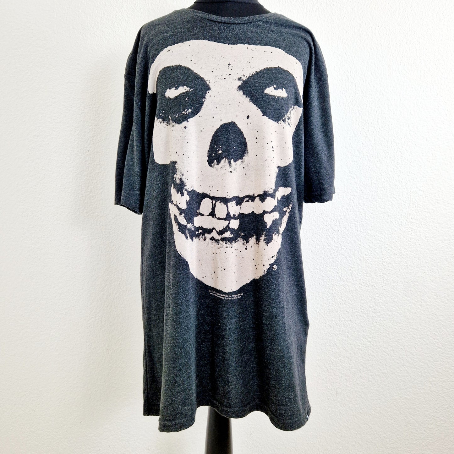 Einzigartiges und nachhaltiges Vintage T-Shirt in dunkelgrau mit Totenkopf. Unique and sustainable vintage t-shirt in dark grey with skull. Front.