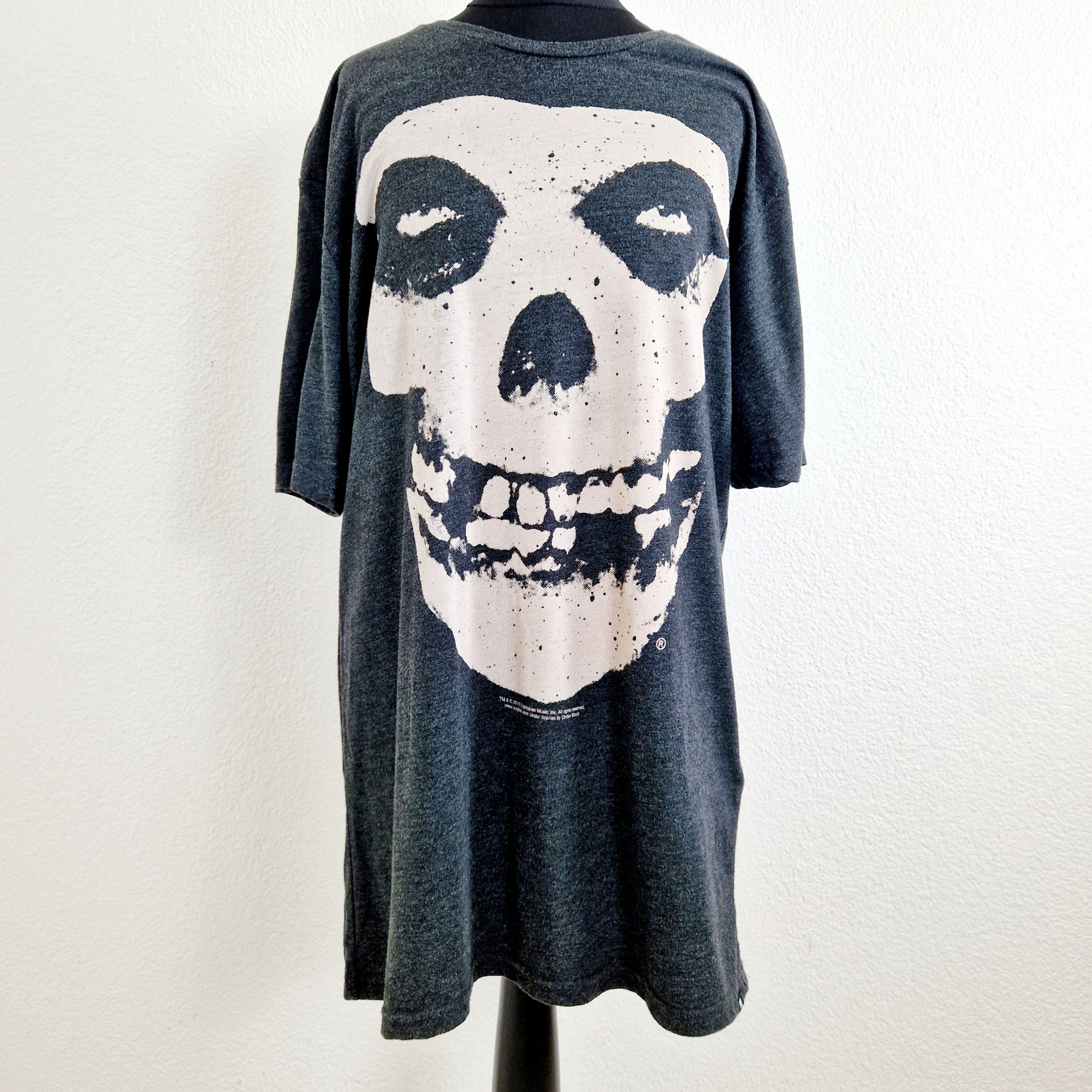 Einzigartiges und nachhaltiges Vintage T-Shirt in dunkelgrau mit Totenkopf. Unique and sustainable vintage t-shirt in dark grey with skull. Front.
