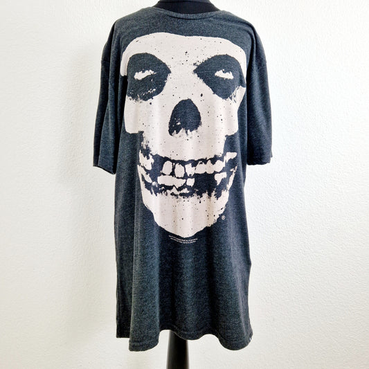 Einzigartiges und nachhaltiges Vintage T-Shirt in dunkelgrau mit Totenkopf. Unique and sustainable vintage t-shirt in dark grey with skull. Front.