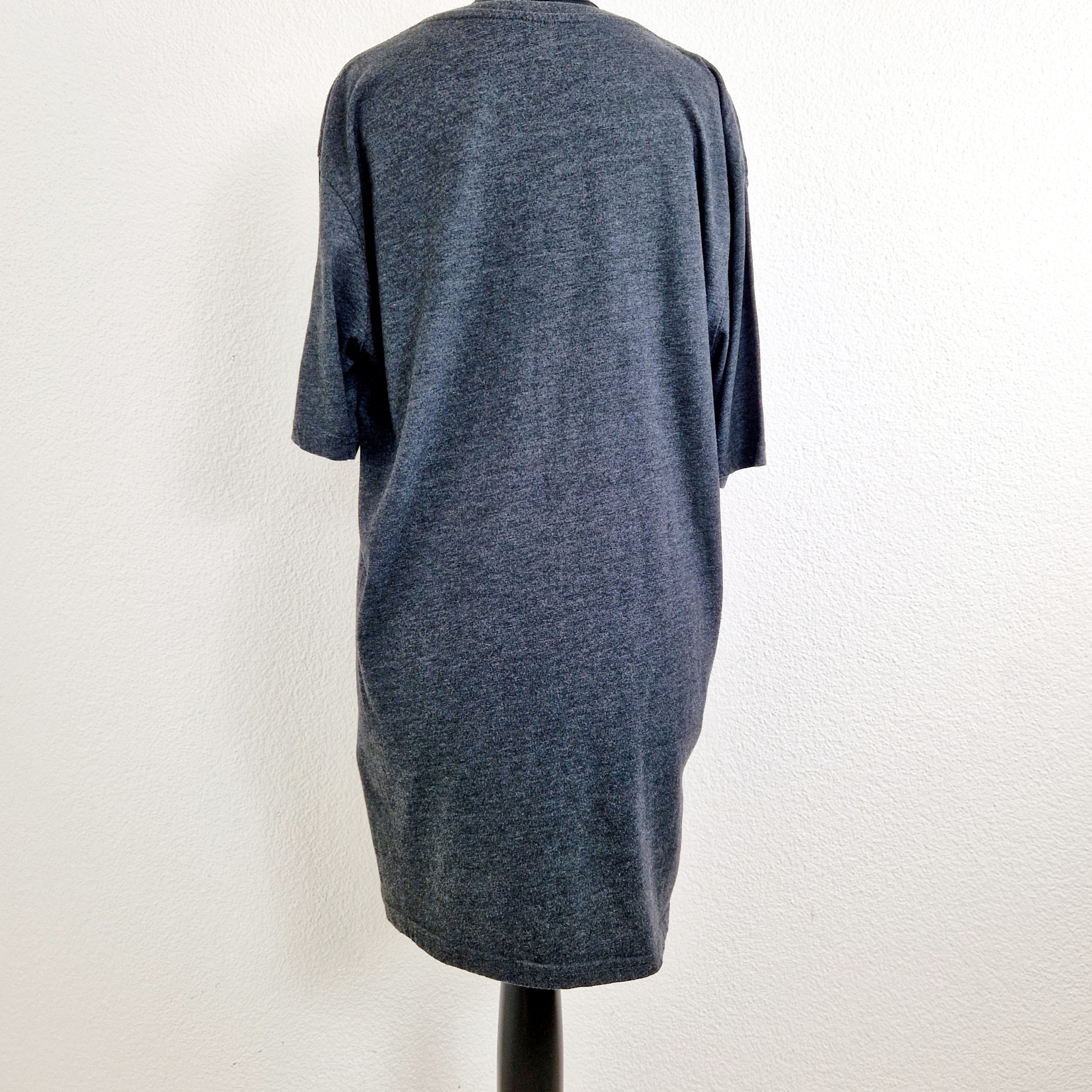 Einzigartiges und nachhaltiges Vintage T-Shirt in dunkelgrau mit Totenkopf. Unique and sustainable vintage t-shirt in dark grey with skull. Back.