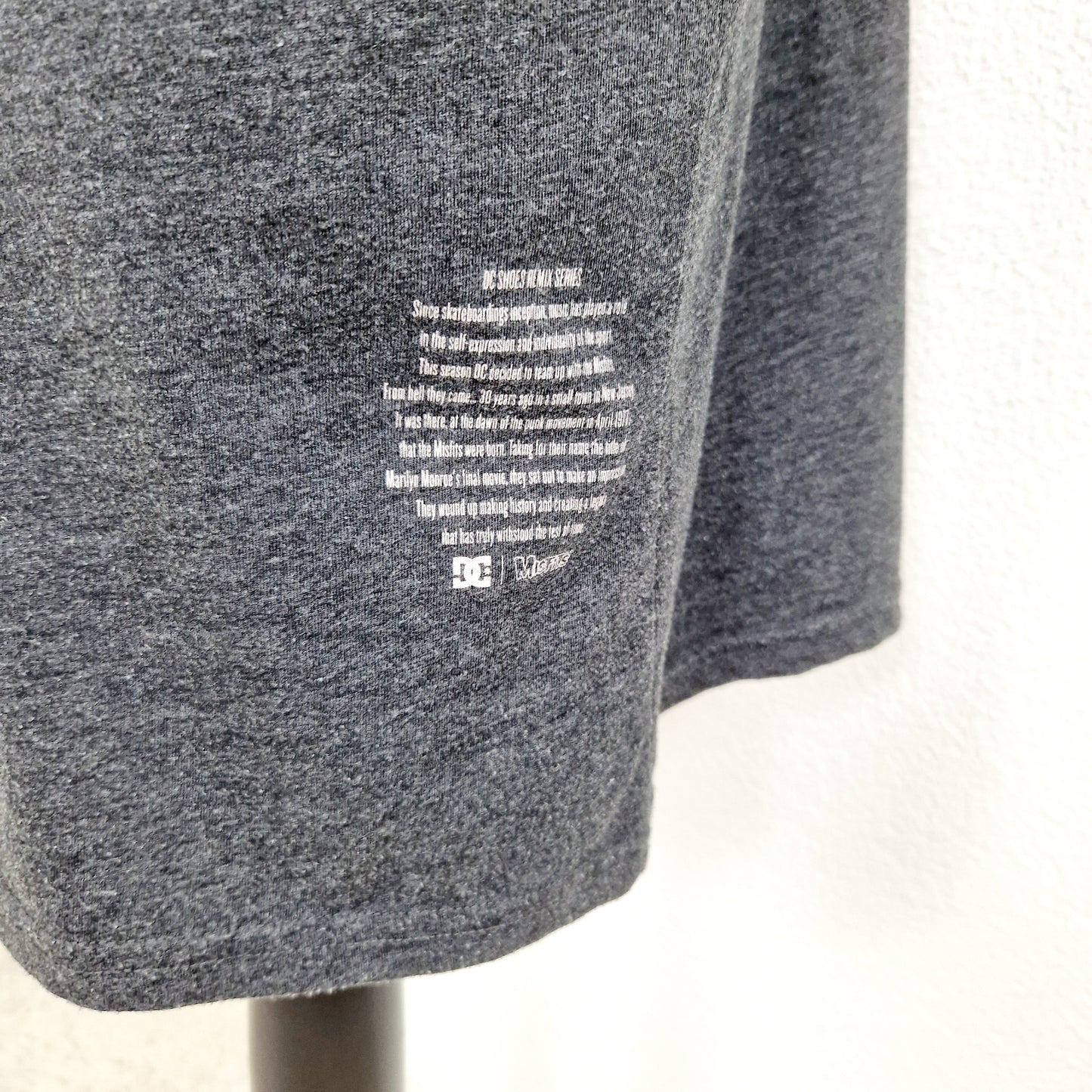 Einzigartiges und nachhaltiges Vintage T-Shirt in dunkelgrau mit Totenkopf. Unique and sustainable vintage t-shirt in dark grey with skull. Close-up 2.
