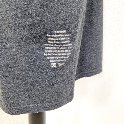 Einzigartiges und nachhaltiges Vintage T-Shirt in dunkelgrau mit Totenkopf. Unique and sustainable vintage t-shirt in dark grey with skull. Close-up 2.