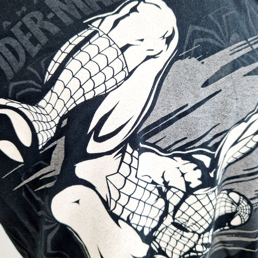 Einzigartiges und nachhaltiges Vintage T-Shirt mit Spiderman. Unique and sustainable vintage t-shirt with spiderman. Close-up.