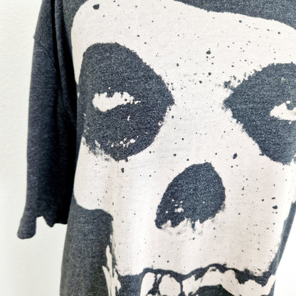 Einzigartiges und nachhaltiges Vintage T-Shirt in dunkelgrau mit Totenkopf. Unique and sustainable vintage t-shirt in dark grey with skull. Close-up.