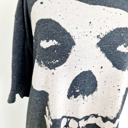 Einzigartiges und nachhaltiges Vintage T-Shirt in dunkelgrau mit Totenkopf. Unique and sustainable vintage t-shirt in dark grey with skull. Close-up.