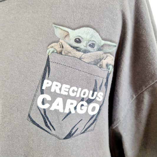 Einzigartiges und nachhaltiges Vintage T-Shirt mit Baby Yoda. Unique and sustainable vintage t-shirt with baby yoda. Close-up.