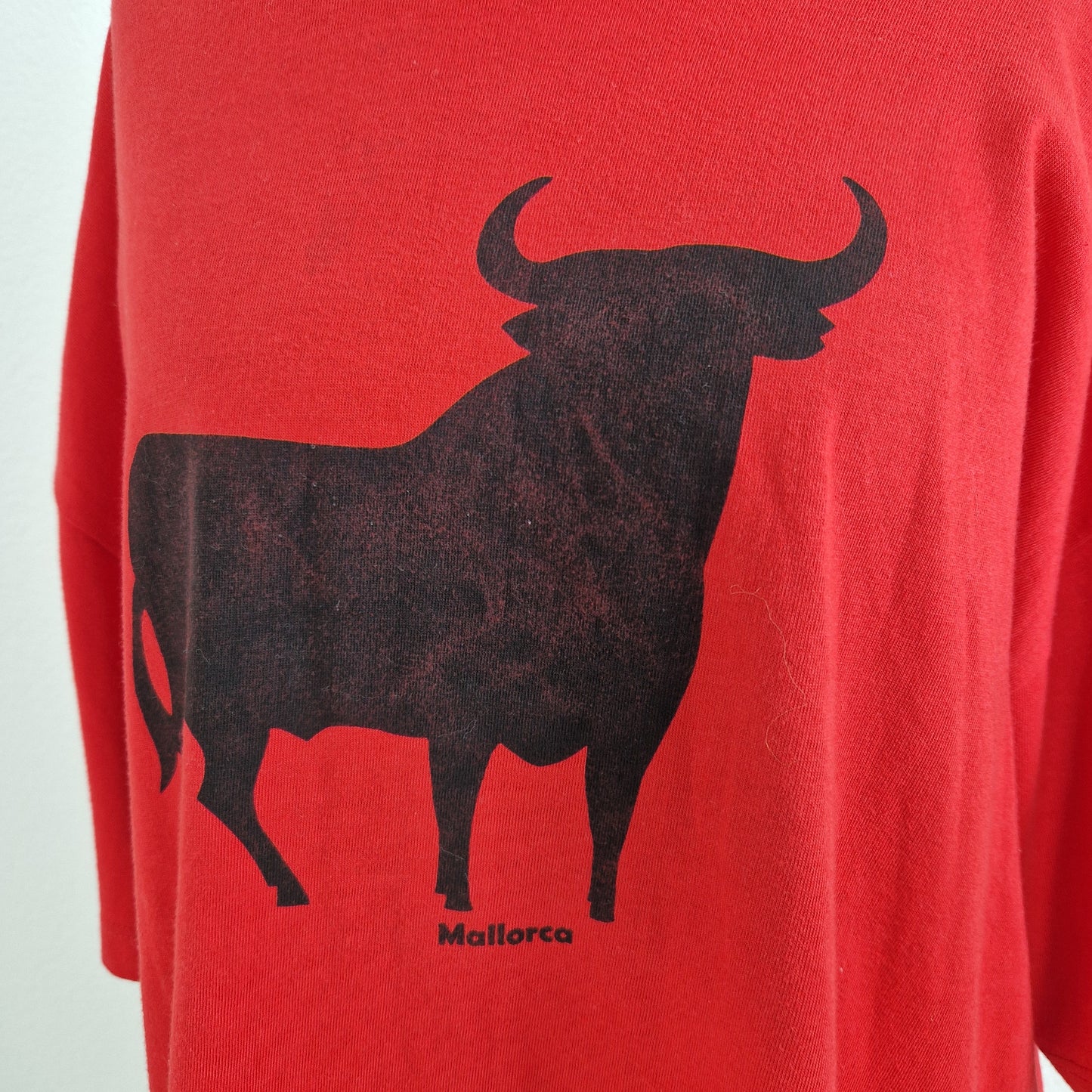 Einzigartiges und nachhaltiges Vintage T-Shirt mit Stier. Unique and sustainable vintage t-shirt with a bull. Close-up.
