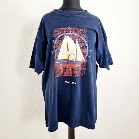 Einzigartiges und nachhaltiges Vintage T-Shirt in dunkelblau mit Segelschiff. Unique and sustainable vintage t-shirt in dark blue with sailing boat. Front.