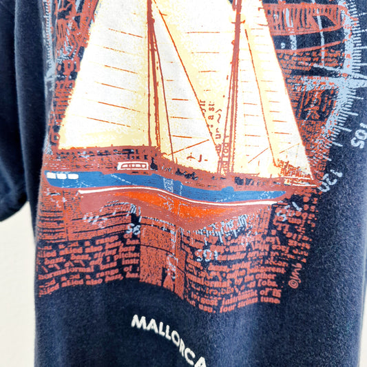 Einzigartiges und nachhaltiges Vintage T-Shirt in dunkelblau mit Segelschiff. Unique and sustainable vintage t-shirt in dark blue with sailing boat. Close-up.
