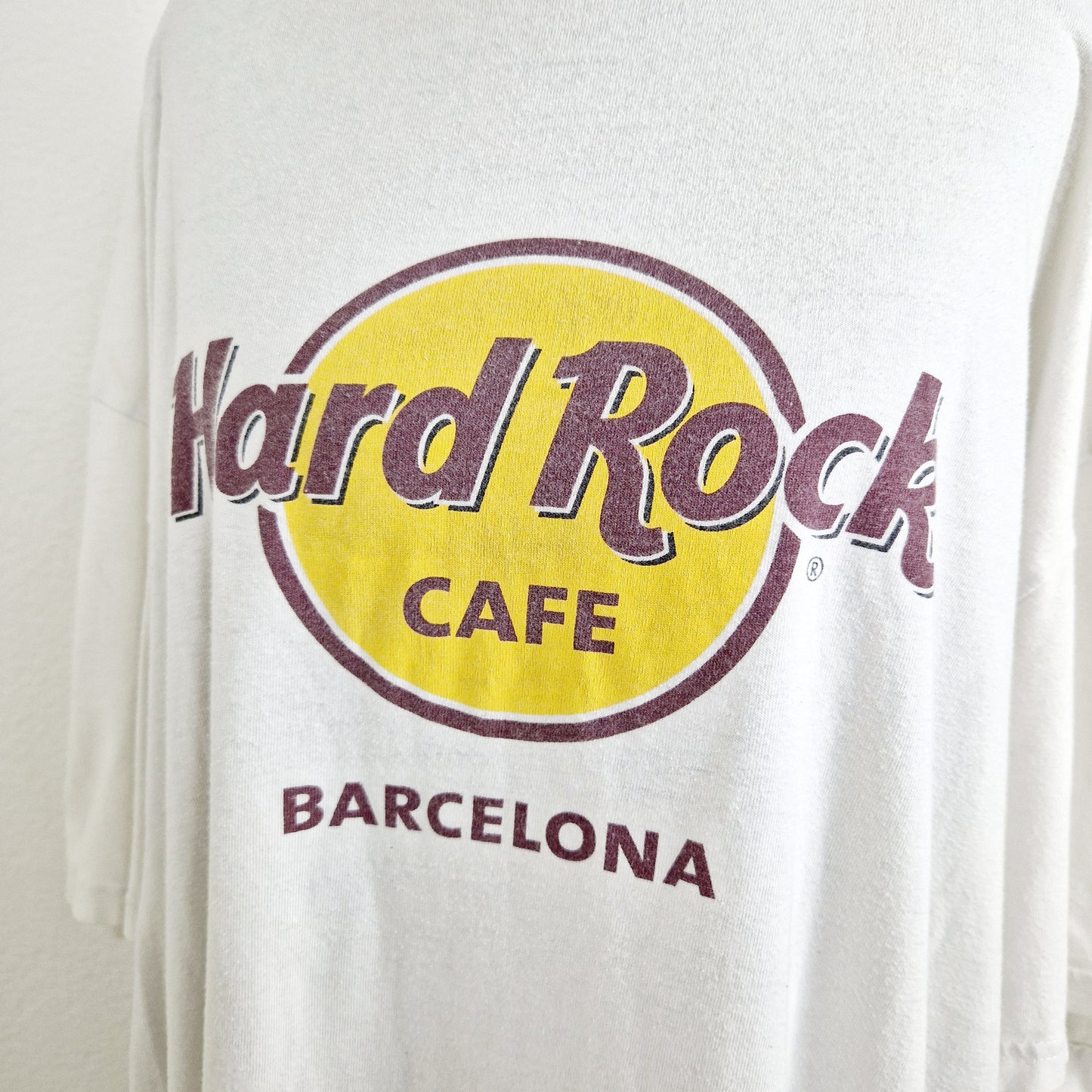 Einzigartiges und nachhaltiges Vintage T-Shirt Hard Rock Cafe Barcelona. Unique and sustainable vintage t-shirt Hard Rock Cafe Barcelona. Close-up.