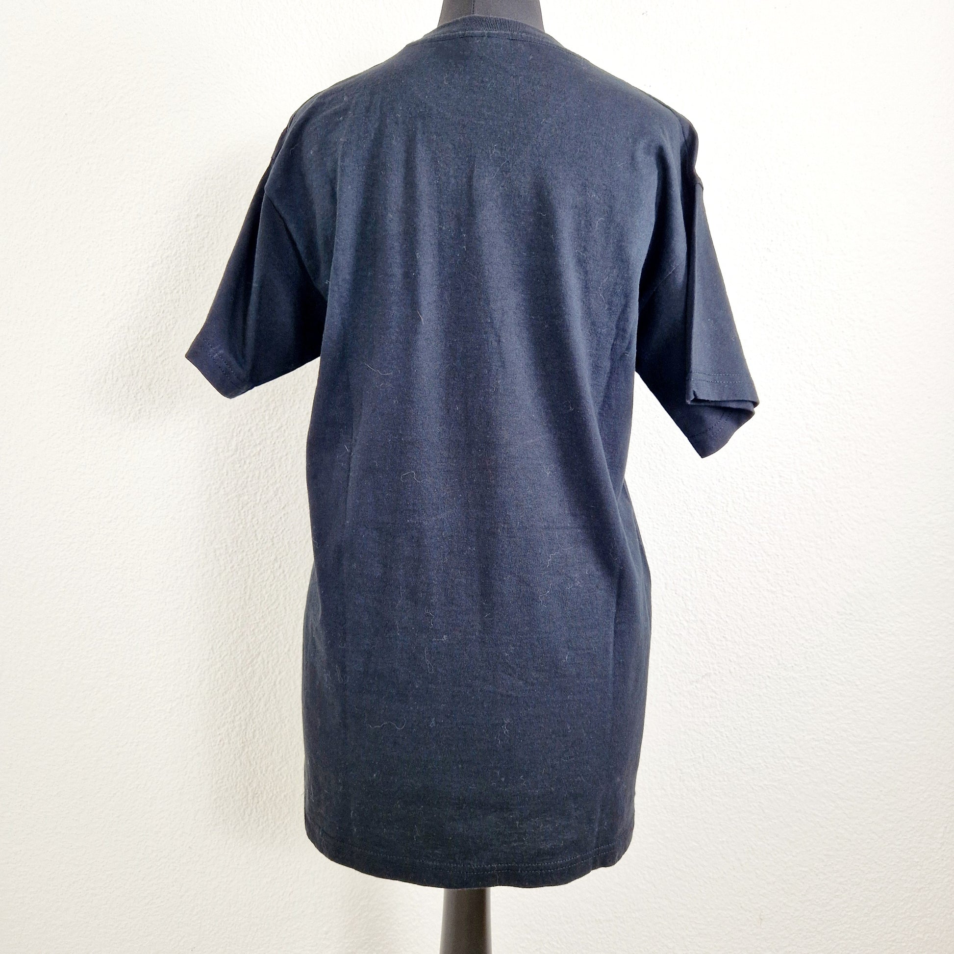Einzigartiges und nachhaltiges Vintage T-Shirt Anonymous. Unique and sustainable vintage t-shirt Anonymous. Back.