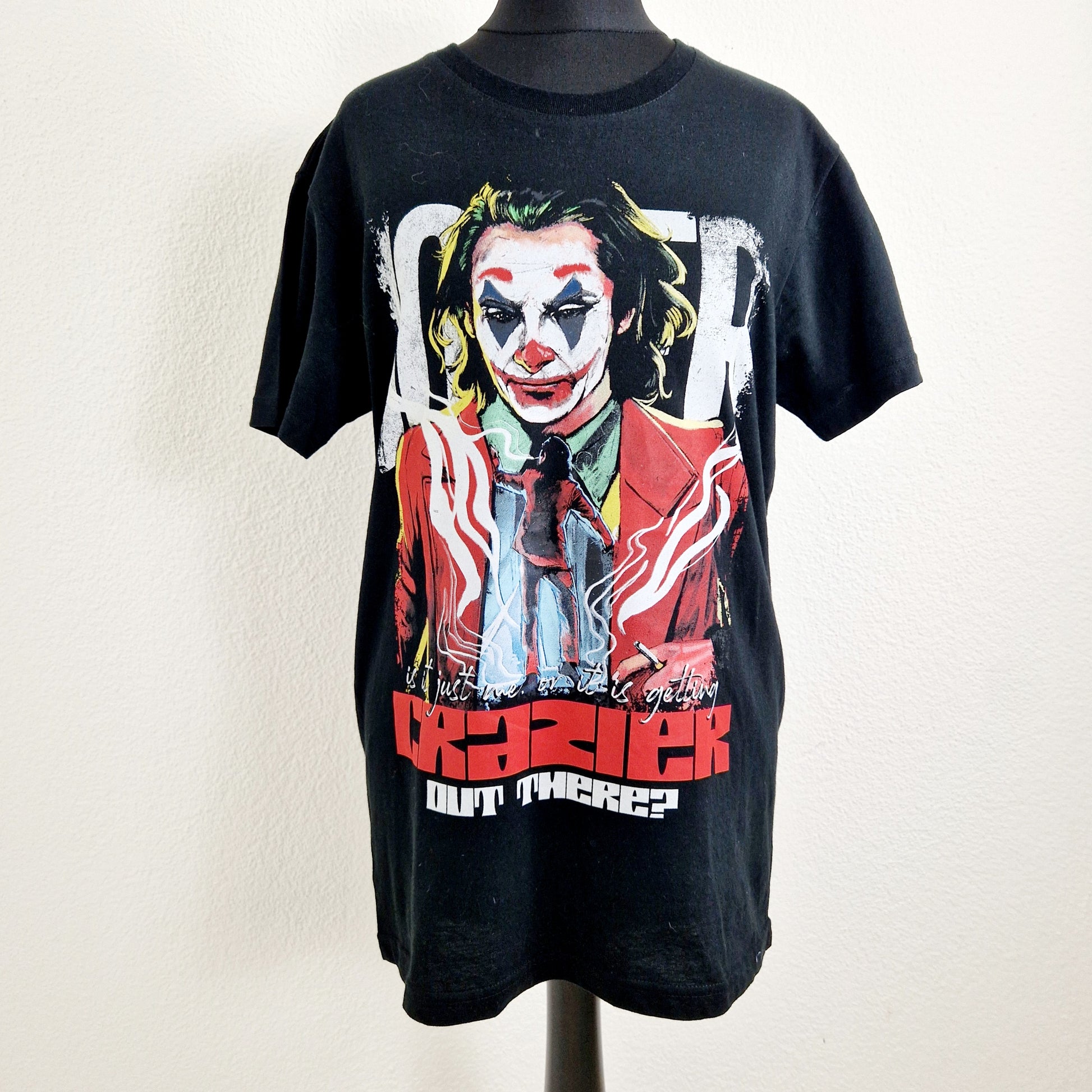 Einzigartiges und nachhaltiges Vintage T-Shirt in schwarz mit Joker. Unique and sustainable vintage t-shirt in black with joker. Front.