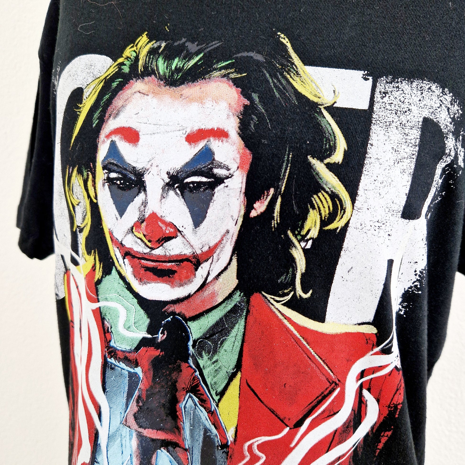 Einzigartiges und nachhaltiges Vintage T-Shirt in schwarz mit Joker. Unique and sustainable vintage t-shirt in black with joker. Close-up.