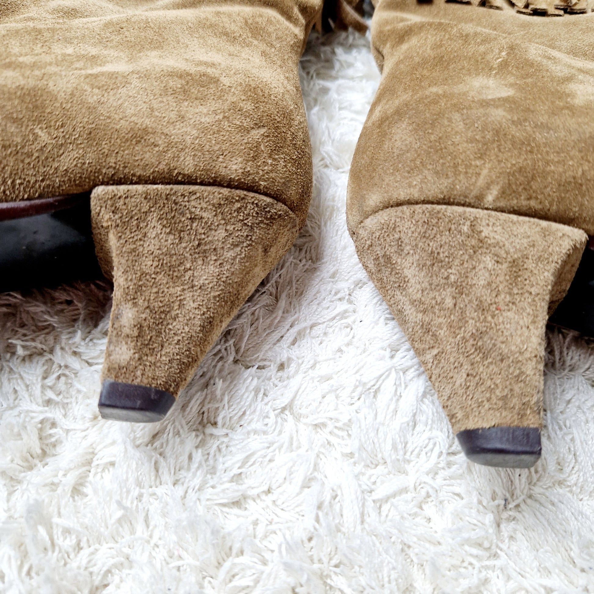 Einzigartige und nachhaltige Vintage Stiefel mit Fransen. Unique and sustainable vintage boots with fringe. Heel.