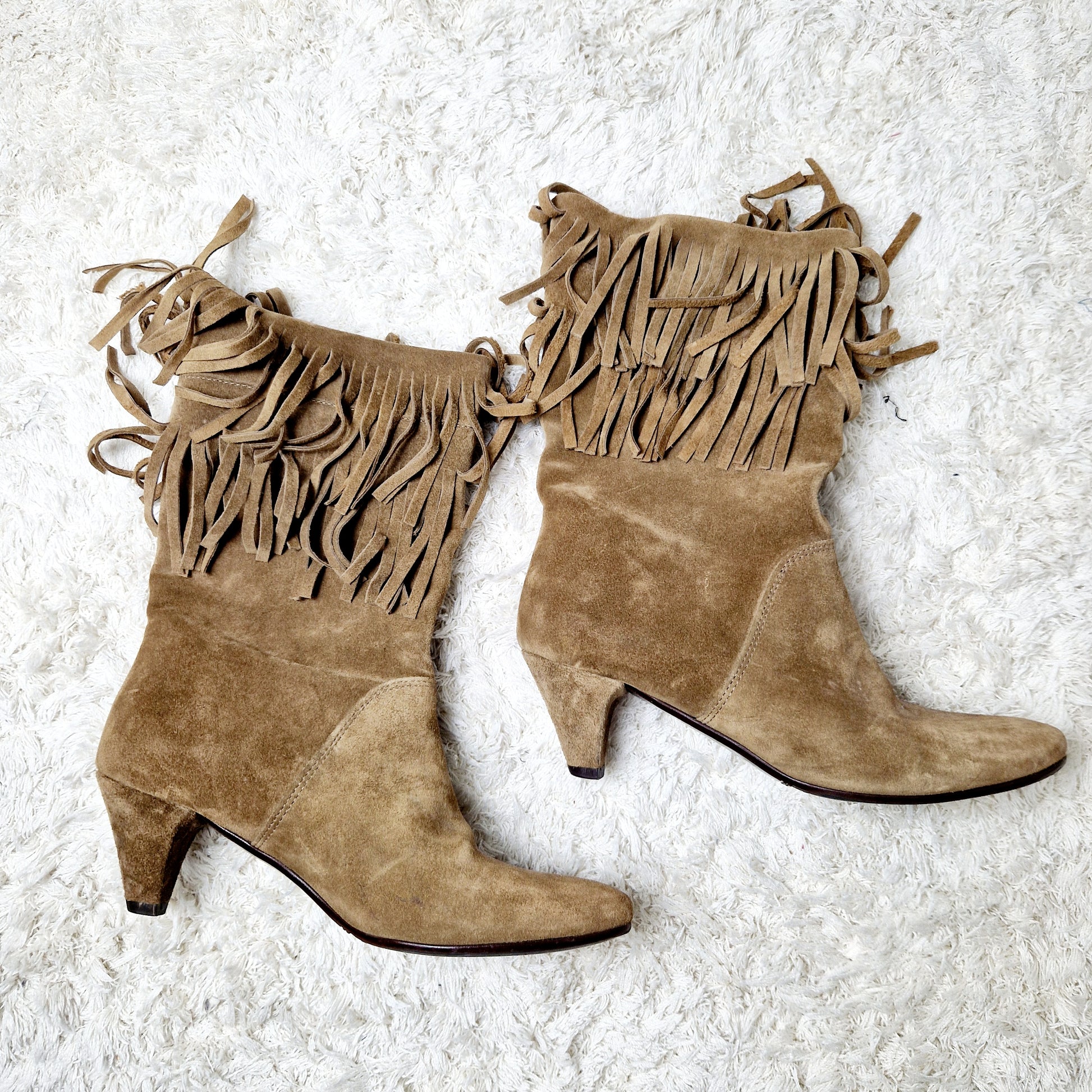 Einzigartige und nachhaltige Vintage Stiefel mit Fransen. Unique and sustainable vintage boots with fringe. Above.