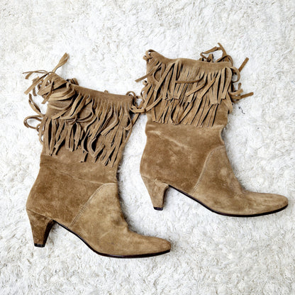 Einzigartige und nachhaltige Vintage Stiefel mit Fransen. Unique and sustainable vintage boots with fringe. Above.