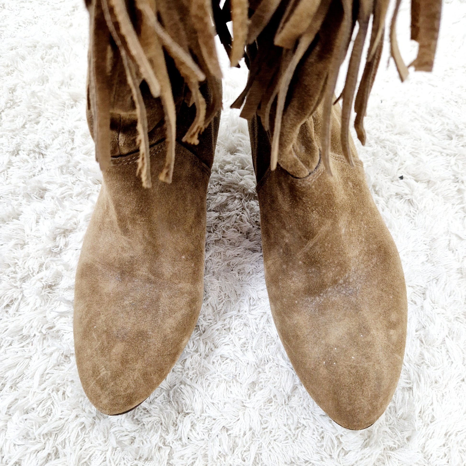 Einzigartige und nachhaltige Vintage Stiefel mit Fransen. Unique and sustainable vintage boots with fringe. Front.