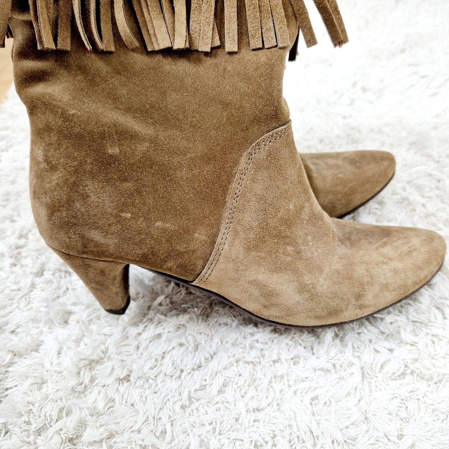 Einzigartige und nachhaltige Vintage Stiefel mit Fransen. Unique and sustainable vintage boots with fringe. Side.