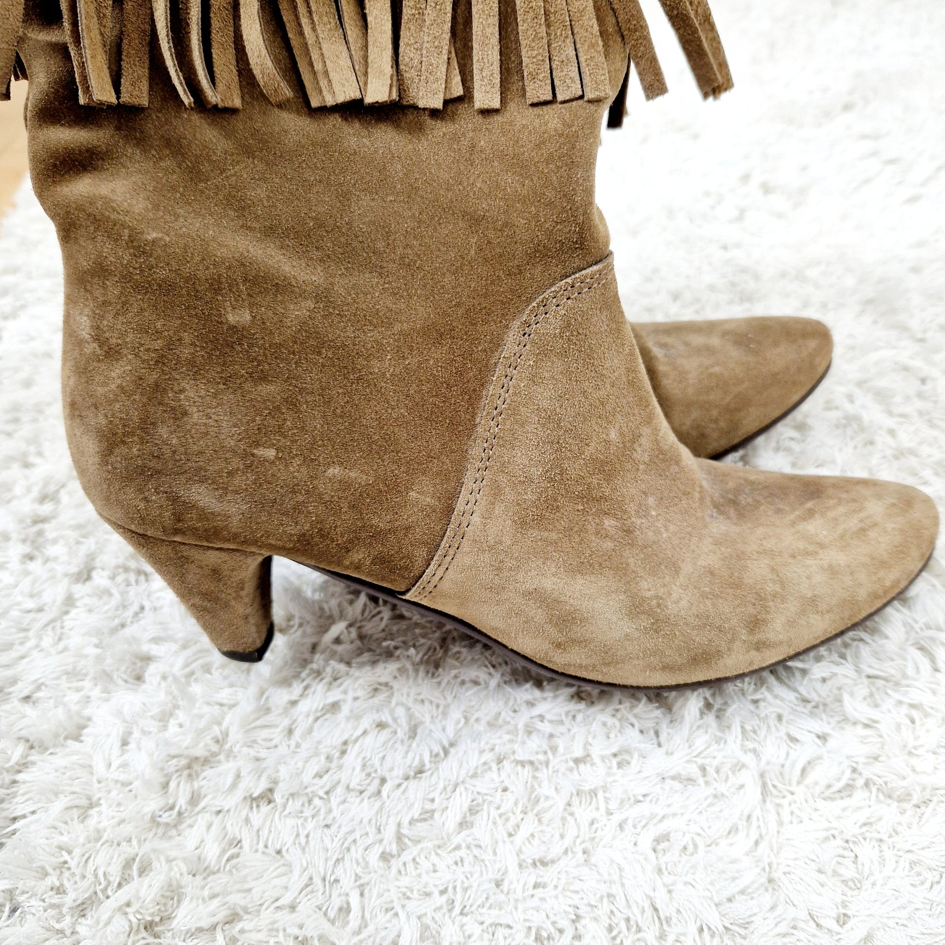Einzigartige und nachhaltige Vintage Stiefel mit Fransen. Unique and sustainable vintage boots with fringe. Side.