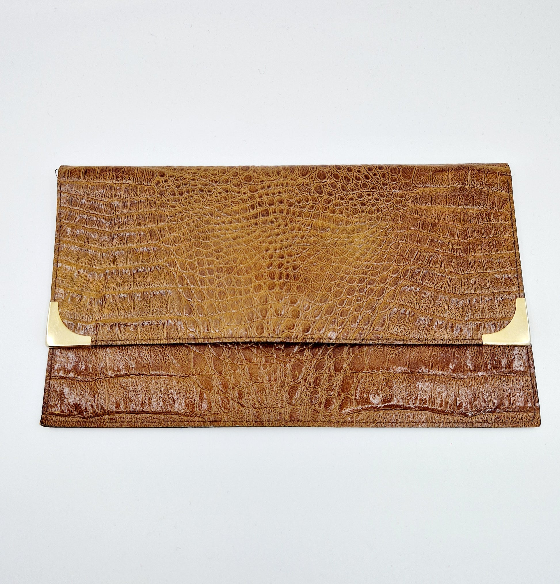 Einzigartige und nachhaltige Vintage Clutch in braun. Unique and sustainable vintage clutch in brown. Front.